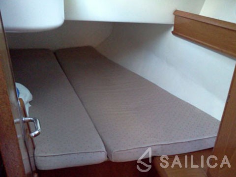 Sun Odyssey 42.2 - Yacht Charter Sailica