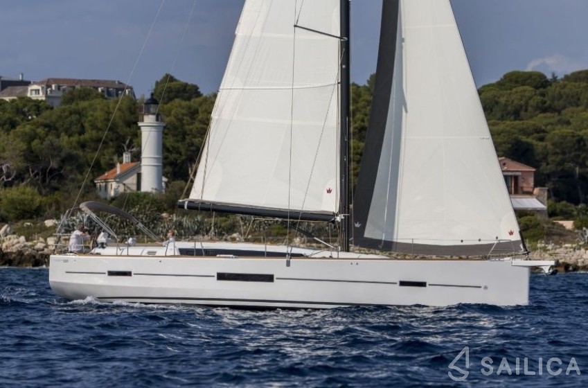 Dufour 520 GL - Yacht Charter Sailica