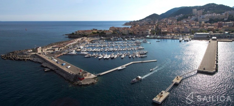 Dufour 520 GL - Yacht Charter Sailica