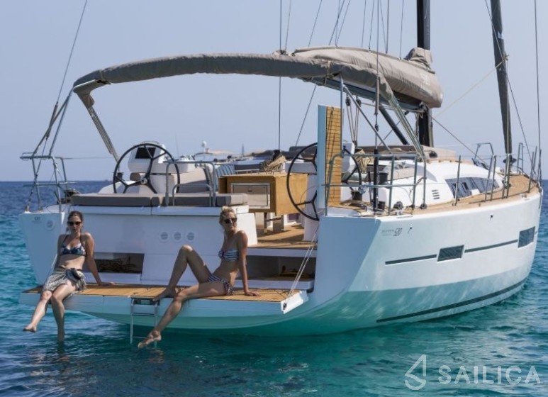 Dufour 520 GL - Yacht Charter Sailica
