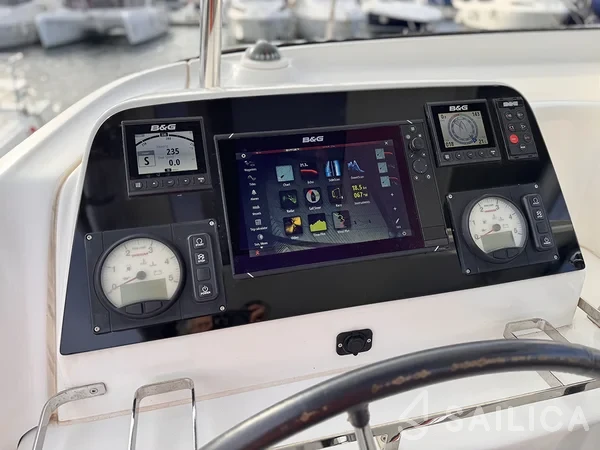 Lagoon 42 - Yacht Charter Sailica