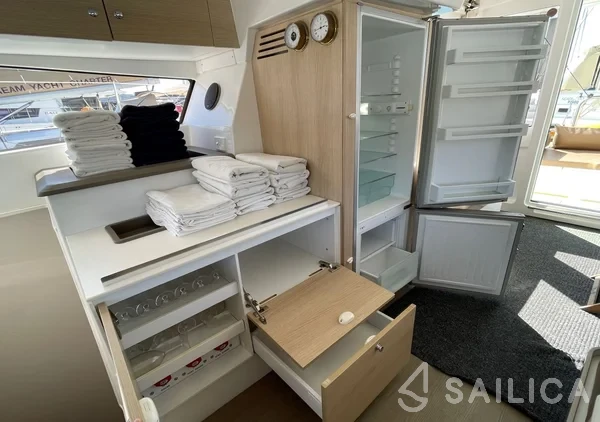 Bali 4.1 - Yacht Charter Sailica