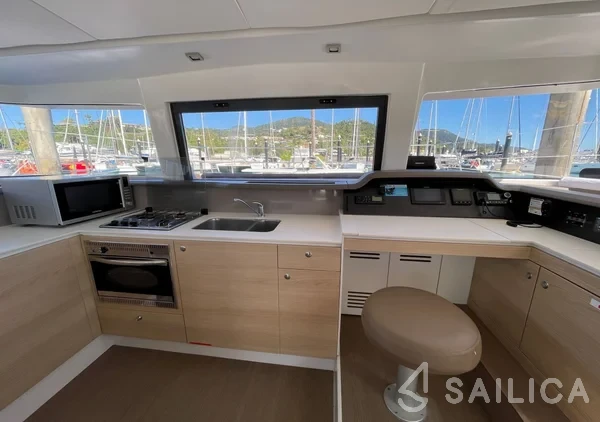Bali 4.1 - Yacht Charter Sailica
