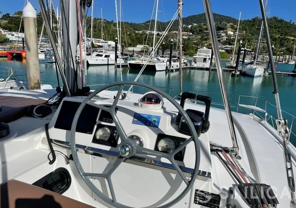 Bali 4.1 - Yacht Charter Sailica