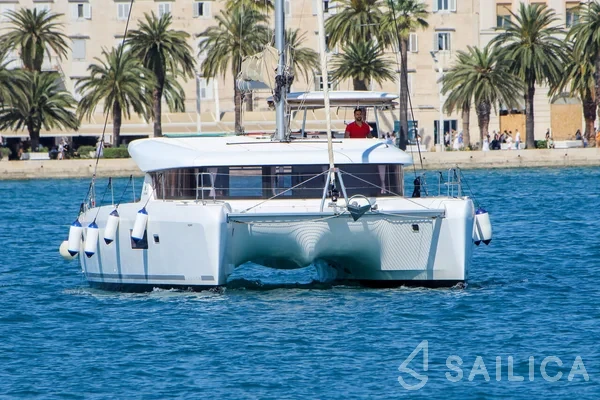 Lagoon 42 - Yacht Charter Sailica