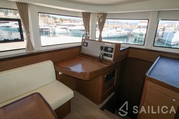 Lagoon 42 - Yacht Charter Sailica