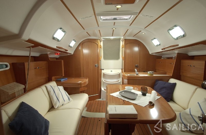 First 31.7 - Yacht Charter Sailica