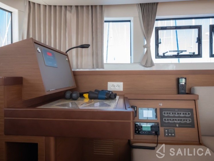 Lagoon 40 - Yacht Charter Sailica