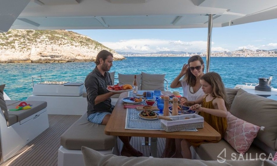 Astréa 42 - Yacht Charter Sailica