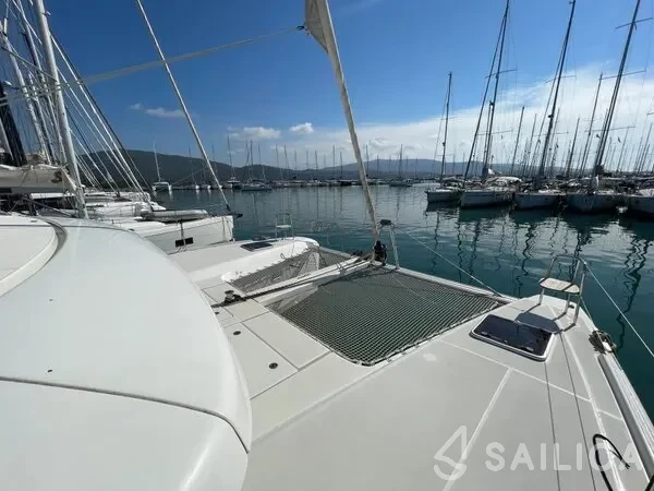 Lagoon 42 - Yacht Charter Sailica