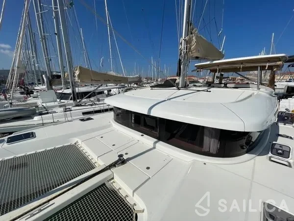 Lagoon 42 - Yacht Charter Sailica