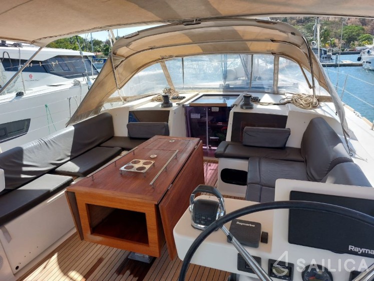 Dufour 520 GL - Yacht Charter Sailica