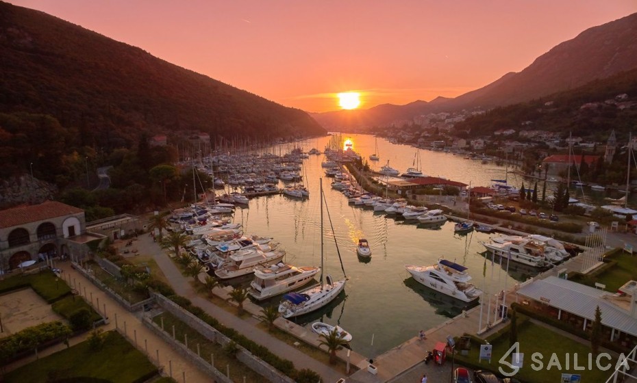 Sun Loft 47 - Yacht Charter Sailica