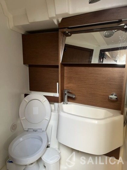 Oceanis 51.1 - Yacht Charter Sailica