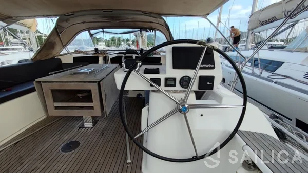 Dufour 520 GL - Yacht Charter Sailica