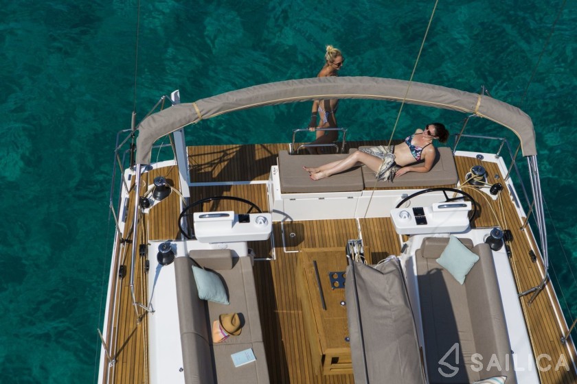 Dufour 520 GL - Yacht Charter Sailica