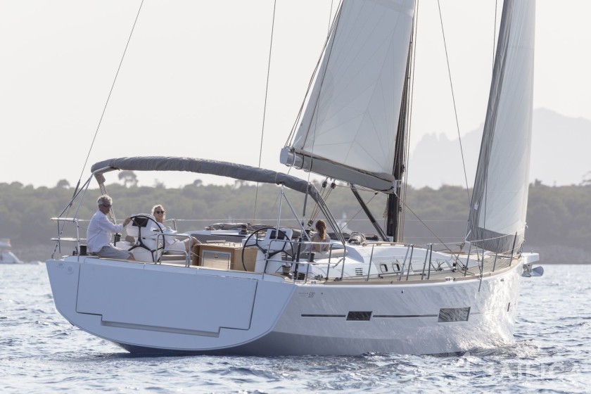 Dufour 520 GL - Yacht Charter Sailica