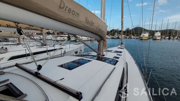 Dufour 520 GL - Yacht Charter Sailica
