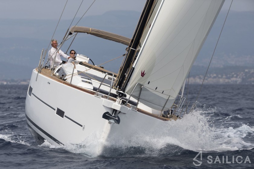 Dufour 520 GL - Yacht Charter Sailica