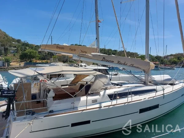 Dufour 520 GL - Yacht Charter Sailica