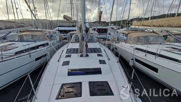Dufour 520 GL - Yacht Charter Sailica