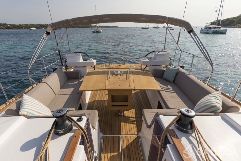 Dufour 520 GL - Yacht Charter Sailica