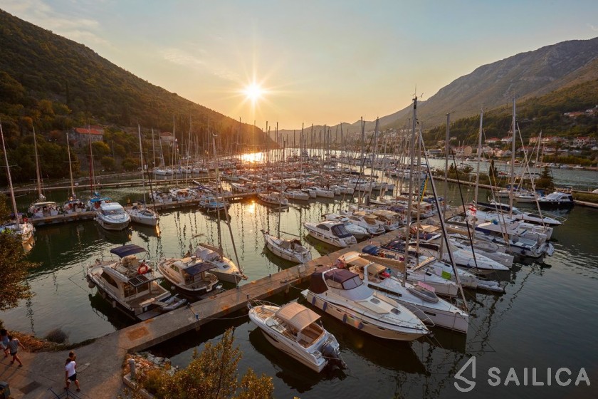 Lagoon 42 - Yacht Charter Sailica