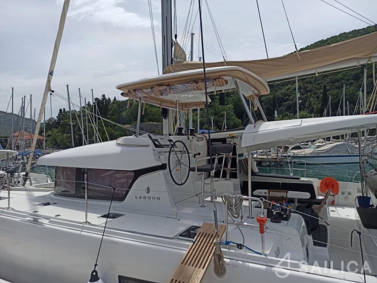 Lagoon 42 - Yacht Charter Sailica