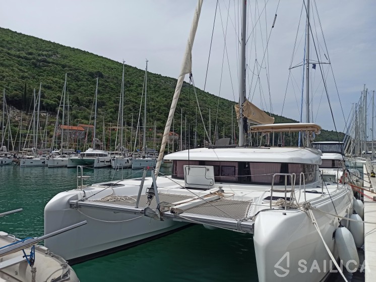 Lagoon 42 - Yacht Charter Sailica