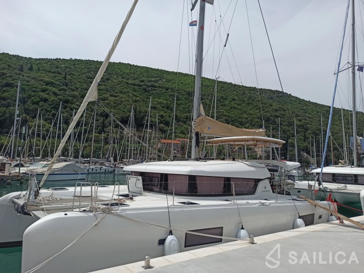 Lagoon 42 - Yacht Charter Sailica
