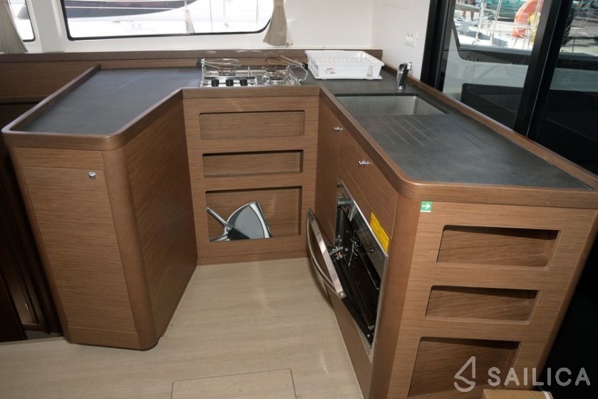 Lagoon 42 - Yacht Charter Sailica