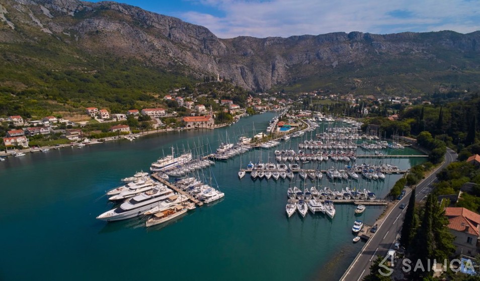 Lagoon 42 - Yacht Charter Sailica