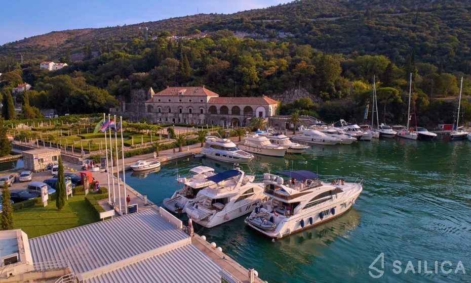 Lagoon 42 - Yacht Charter Sailica