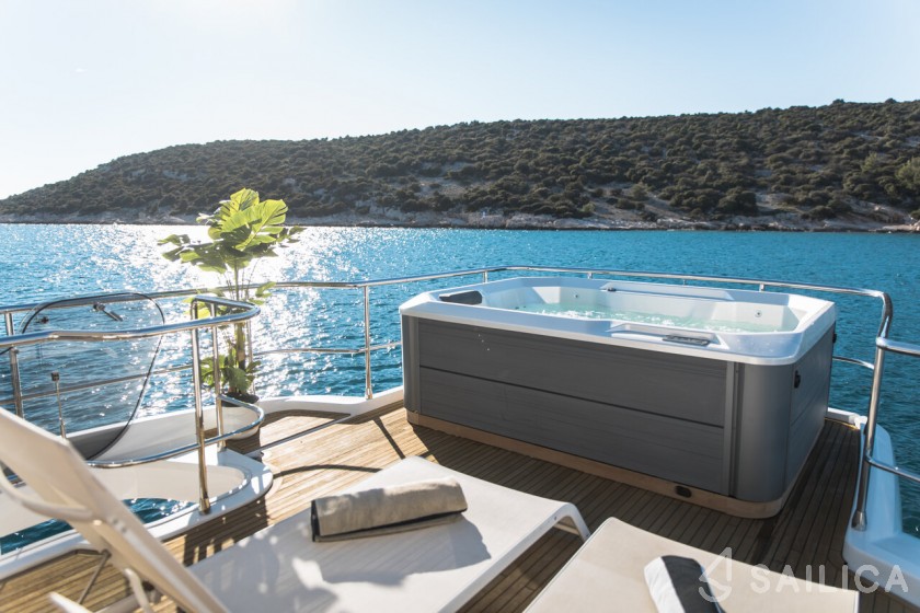 Azimut Magellano 66 - Yacht Charter Sailica