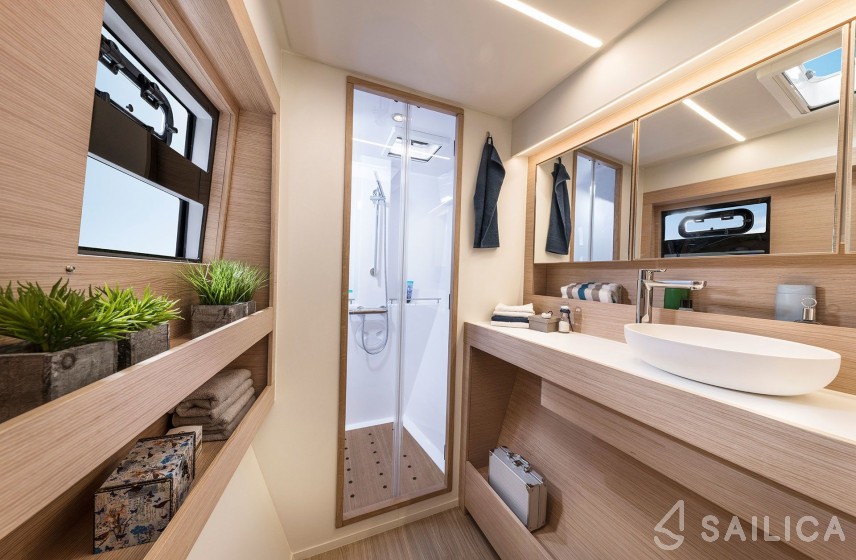 Nautitech 40 open NEW - 4 + 2 cab. - Yacht Charter Sailica