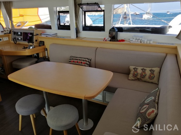 Lagoon 450  Flybridge - Yacht Charter Sailica