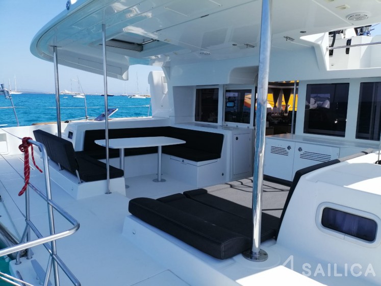 Lagoon 450  Flybridge - Yacht Charter Sailica