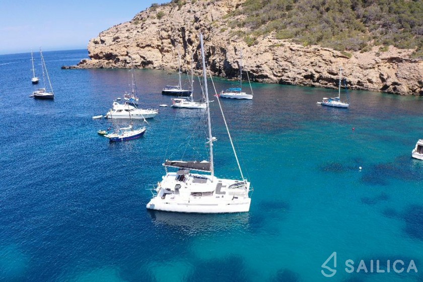Lagoon 450  Flybridge - Yacht Charter Sailica