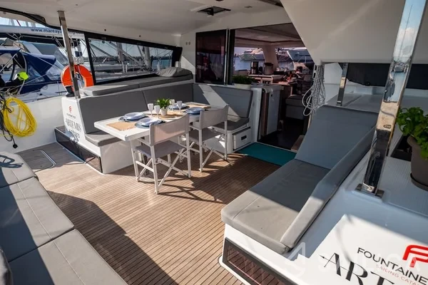 Isla 40 - Yacht Charter Sailica