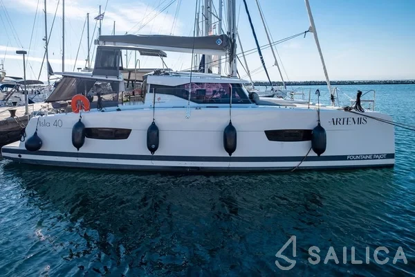 Isla 40 - Yacht Charter Sailica