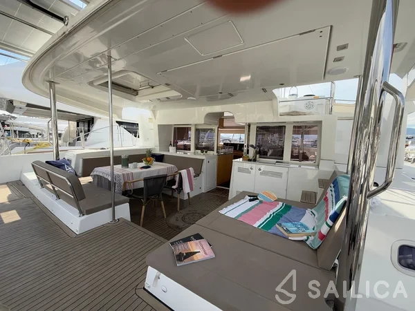 Lagoon 450  Flybridge - Yacht Charter Sailica