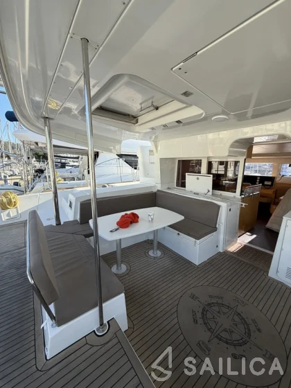 Lagoon 450  Flybridge - Yacht Charter Sailica
