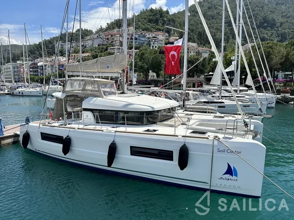 Lagoon 40 - Yacht Charter Sailica