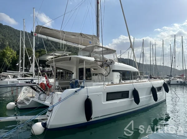 Lagoon 40 - Yacht Charter Sailica