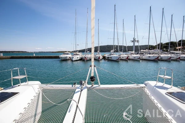 Lagoon 42 - Yacht Charter Sailica