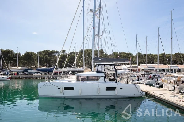Lagoon 42 - Yacht Charter Sailica