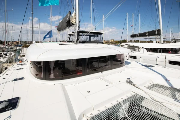 Lagoon 42 - Yacht Charter Sailica