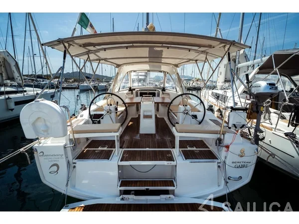 Oceanis 38 - Yacht Charter Sailica
