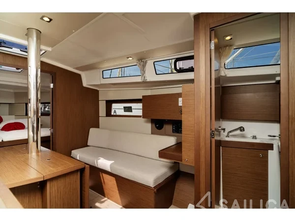 Oceanis 38 - Yacht Charter Sailica