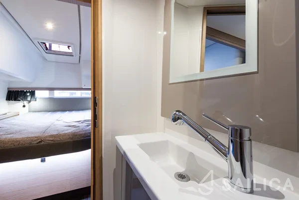 Isla 40 - Yacht Charter Sailica